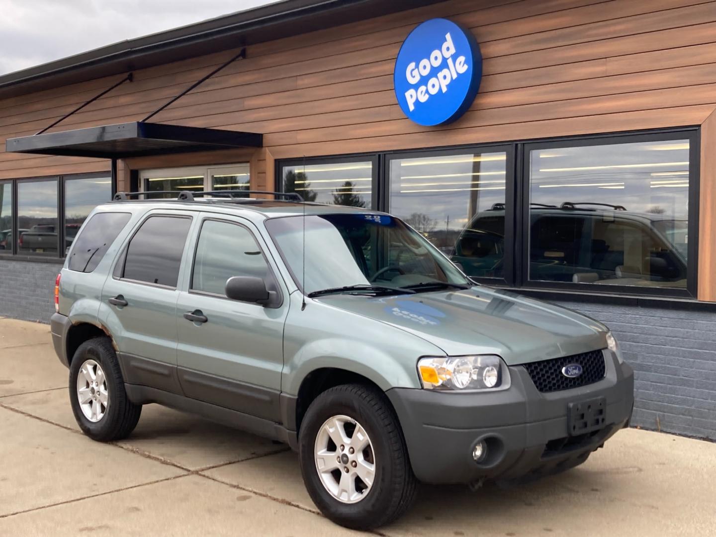 2005 Seamist Green Met Ford Escape XLT 2WD 2.3L (1FMYU03Z85K) with an 2.3L L4 DOHC 16V engine, 4-Speed Automatic Overdrive transmission, located at 1800 South Ihm Blvd, Freeport, IL, 61032, (815) 232-5543, 42.278645, -89.607994 - Photo#0